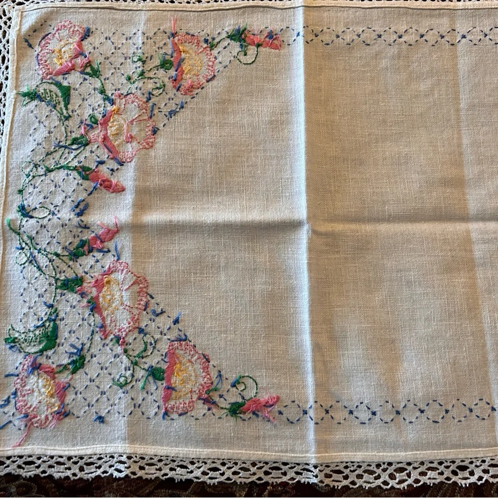 Vintage White Linen & Pink‎ Needlepoint Rose w/Lace Table Runner